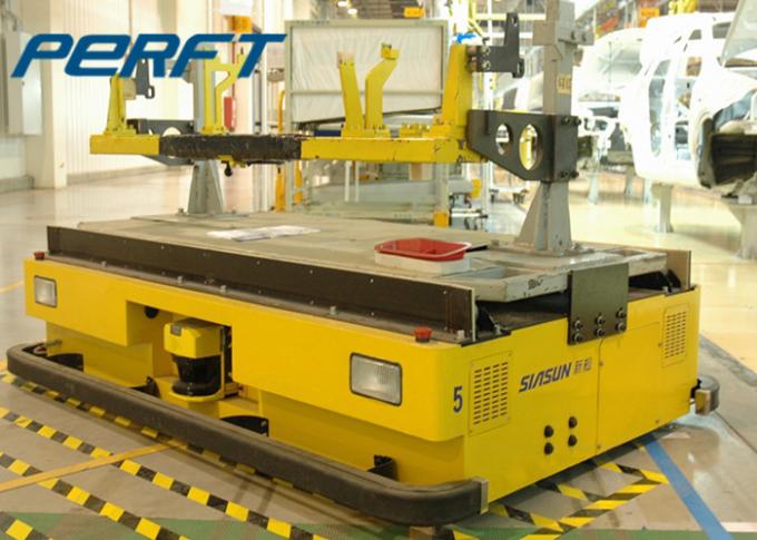 Vehículos dirigidos automatizados resistentes en el material industrial que da durante la fábrica Warehouse